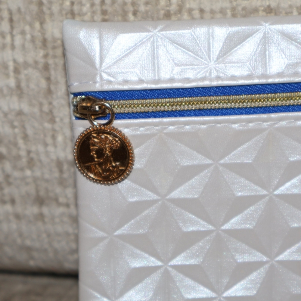 2/$10 Ipsy Elegant White and Cream Glam/Makeup Bags. - Picture 4 of 8